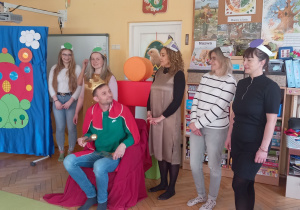 Król podziwia swoich poddanych.