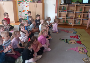 Krasnoludki z zainteresowaniem oglądają przedstawienie.