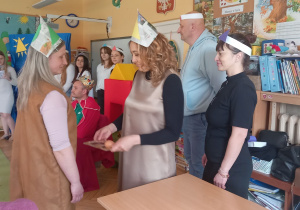 Dworzanie niosą jajko na tacy królowi.