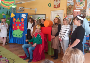 Narrator – mama Darii czyta wiersz.