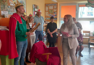 Pani dyrektor dziękuje rodzicom za przygotowanie przedstawienia.