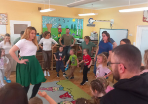 Zebrani tańczą wspólnie z panią Karoliną.