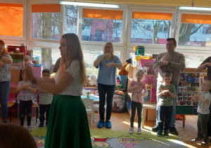 Pani Karolina prezentuje kolejne ćwiczenie.