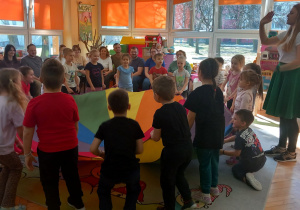 Krasnoludki trzymają chustę animacyjną.