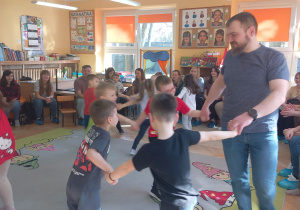 Chłopcy tańczą w kole z Maćka tatą.