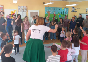 Rodzice naśladują ruchy dzieci i pani Karoliny.