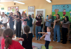 Rodzice naśladują ruchy dzieci.