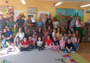 Uczestniczy warsztatów pozują do wspólnego zdjęcia.