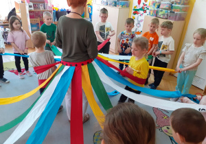 Olek i Inga okręcają się swoją szarfą.