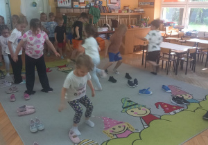 Dzieci poruszają się według kodu ułożonego z kapci.