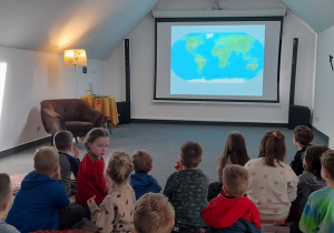 Dzieci oglądają położenie Afryki na mapie świata.