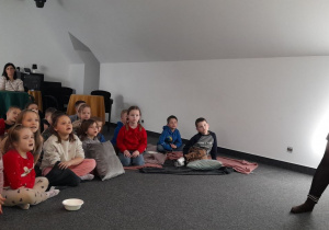 Misiaczki z uwagą słuchają opowiadania Pani Joanny.