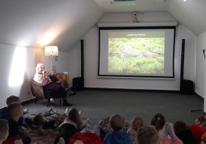 Przedszkolaki obserwują ruchy lamparta.