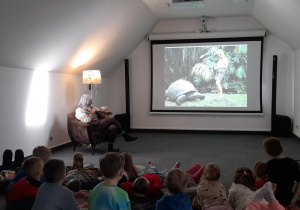 Dzieci podziwiają zdjęcie pani Joanny z żółwiem.