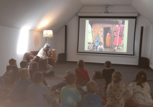 Zdjęcie Masajów przed swoim domem przykuło uwagę dzieci.