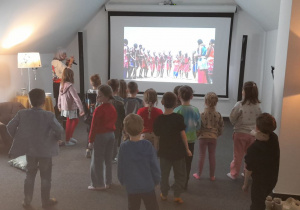 Dzieci przygotowują się do tańca Masajów.