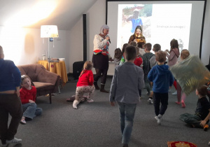 Po zakończonym spotkaniu dzieci otrzymały odznaki.