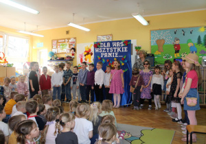 Dzieci z grupy Misiaczki recytują wiersz: "Kto się czubi, ten się lubi".