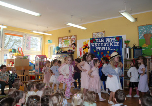 Występy dziewczynek przy piosence: "Być kobietą".