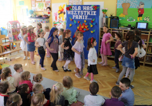 Dziewczynki z grup "Misiaczki" i "Krasnoludki" prezentują stroje.