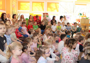 Panie wraz z dziećmi z uwagą oglądają występy.