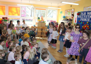 Publiczność jest zainteresowana pokazem ciekawych strojów.