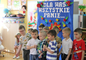 Chłopcy z grupy Krasnoludków recytują wiersz: "Dzień Kobiet".