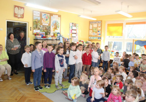 Chłopcy z grupy Misiaczki śpiewają "Radosną piosenkę z okazji Dnia Kobiet".
