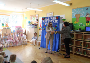 Pani Zosia losuje zadanie do wykonania.