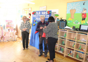 Pan Mirek odgaduje przedmioty po dotyku.