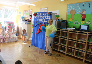 Pani Karinka tańczy do wylosowanej melodii.