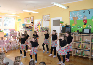 Taniec dziewczynek z zespołu "Radosne kroczki".