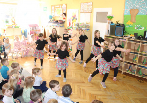 Kolejna figura tańca.