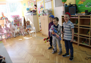 Franek, Klemens i Armin śpiewają piosenkę: "Dla Was, drogie Panie"