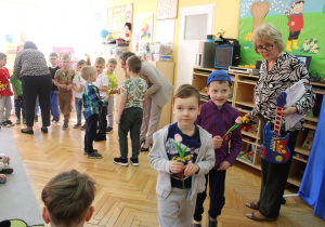 Dzieci idą z tulipanami, by wręczyć je Paniom.