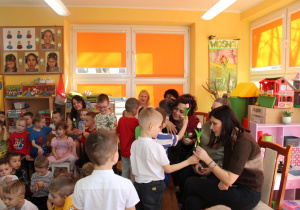 Panie otrzymują tulipanki od chłopców.