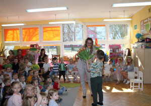 Maciuś z grupy Krasnoludków wręcza Pani Zosi tulipana.