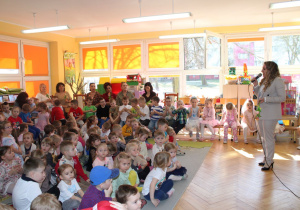 Pani Dyrektor składa życzenia dzieciom oraz pracownikom przedszkola.