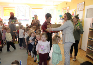 Pani Kamilka odbiera od Pani Dyrektor słodkości dla Biedronek.