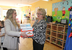 Pani Dyrektor wręcza Pani Renatce ciasteczka dla Misiaczków.