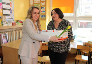 Pani Halinka przyjmuje słodki upominek dla dzieci z grupy Krasnoludki.