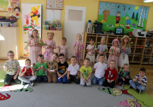 Wspólne zdjęcie Krasnoludków z upominkami.