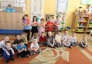 Wspólne zdjęcie dzieci z grupy Żabki z laurkami.