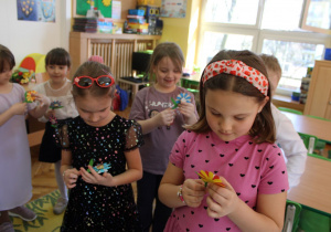 Dziewczynki oglądają otrzymane prezenty.