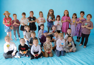 Wspólne zdjęcie Misiaczków z upominkami.