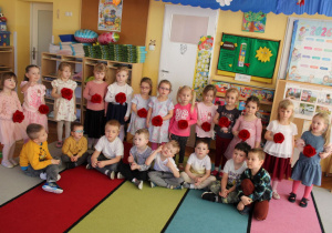 Wspólne zdjęcie Słoneczek z kwiatkami.