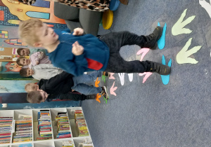 Paweł i Mieszko chodzą po śladach dinozaurów.