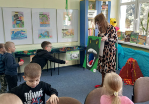 Mieszko wcelował woreczek do paszczy dinozaura.