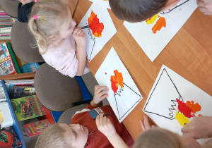 Dzieci malują wybuch wulkanu.