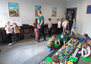 Franek i Maja wznoszą konstrukcje z LEGO.